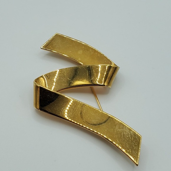 Vintage Monet Brooch‎ Ribbon Abstract Simple Gold Tone Womens Fashion Jewelry - Picture 4 of 8